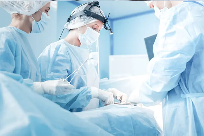 bariatric surgeons operating on patient