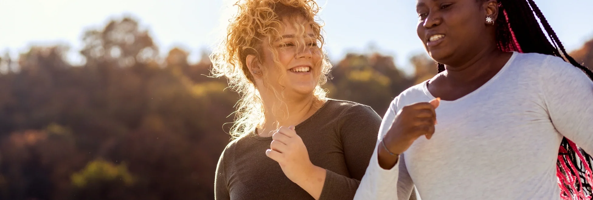 friends exercising outdoors to lose weight