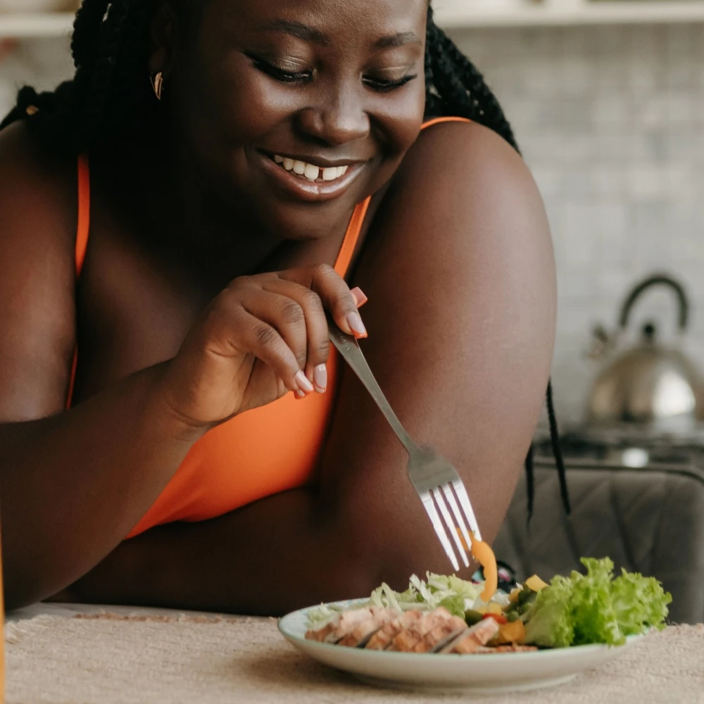 woman eating healthy to lose weight