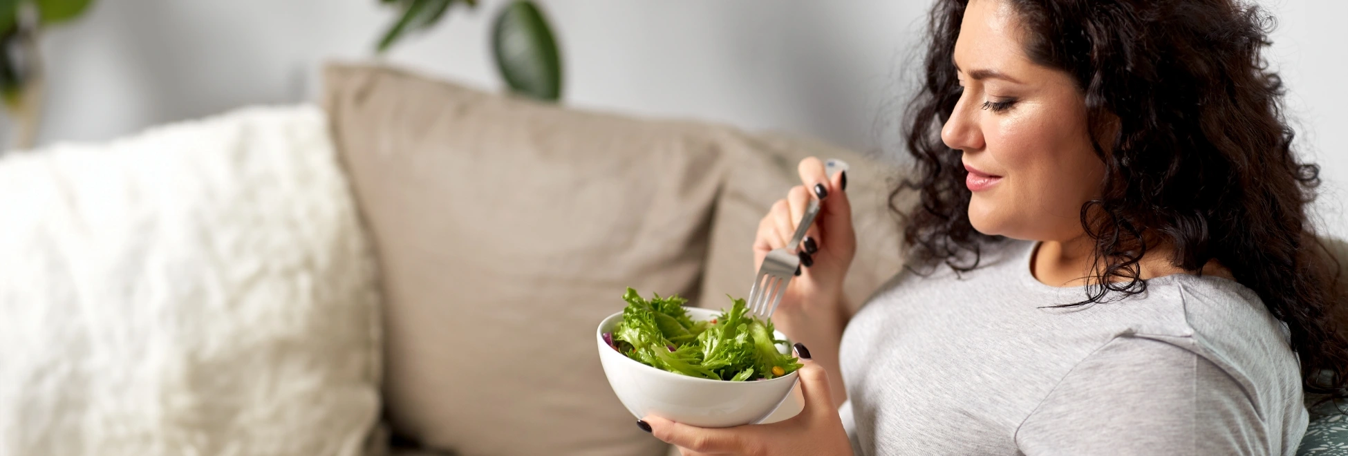 woman eating healthy to lose weight